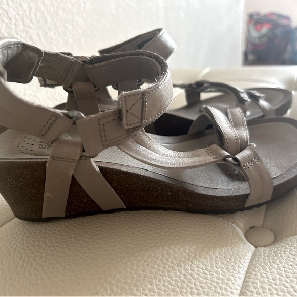 Teva sandal size 7.5 - Picture 5 of 6